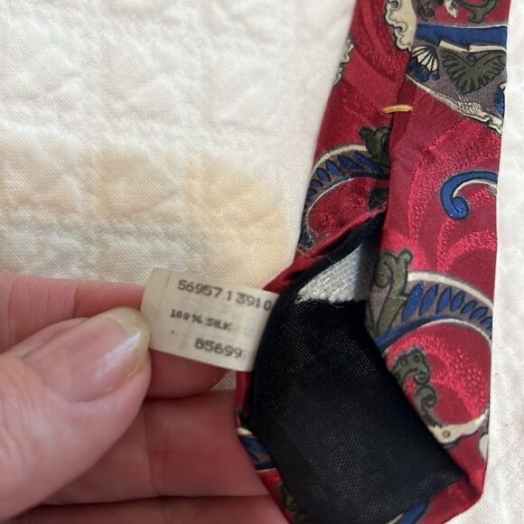 Oscar de la Renta Couture Collection Red Blue and Green Paisley Design Tie - Picture 5 of 5